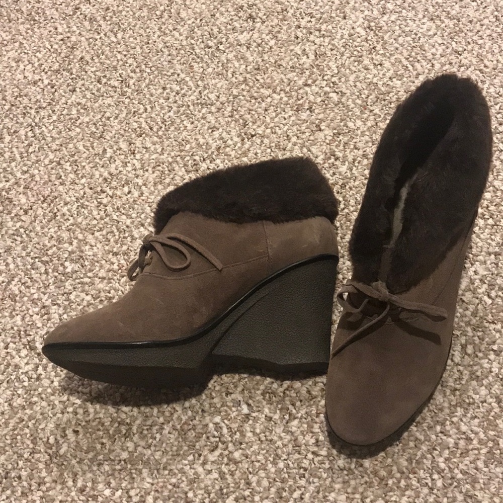 B Makowsky ankle boots